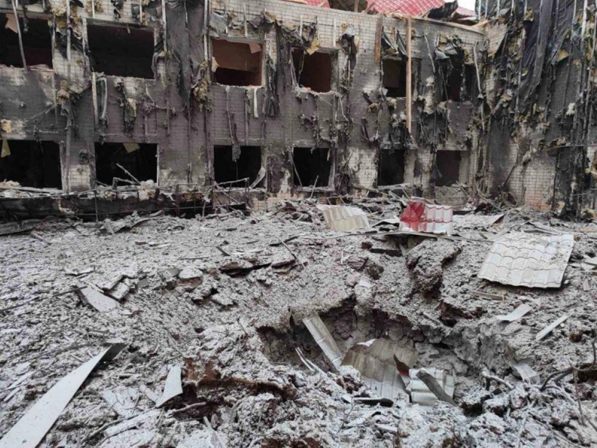 В результате российской ракетной атаки в Харькове разрушен детский центр. Фото: Харьковская ОВА