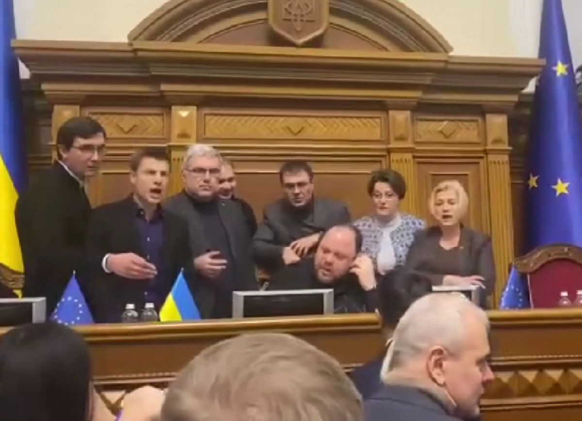 Спікер Стефанчук ігнорує вимогу поставити на голосування пропозицію про відкликання Безуглої. Фото: Facebook