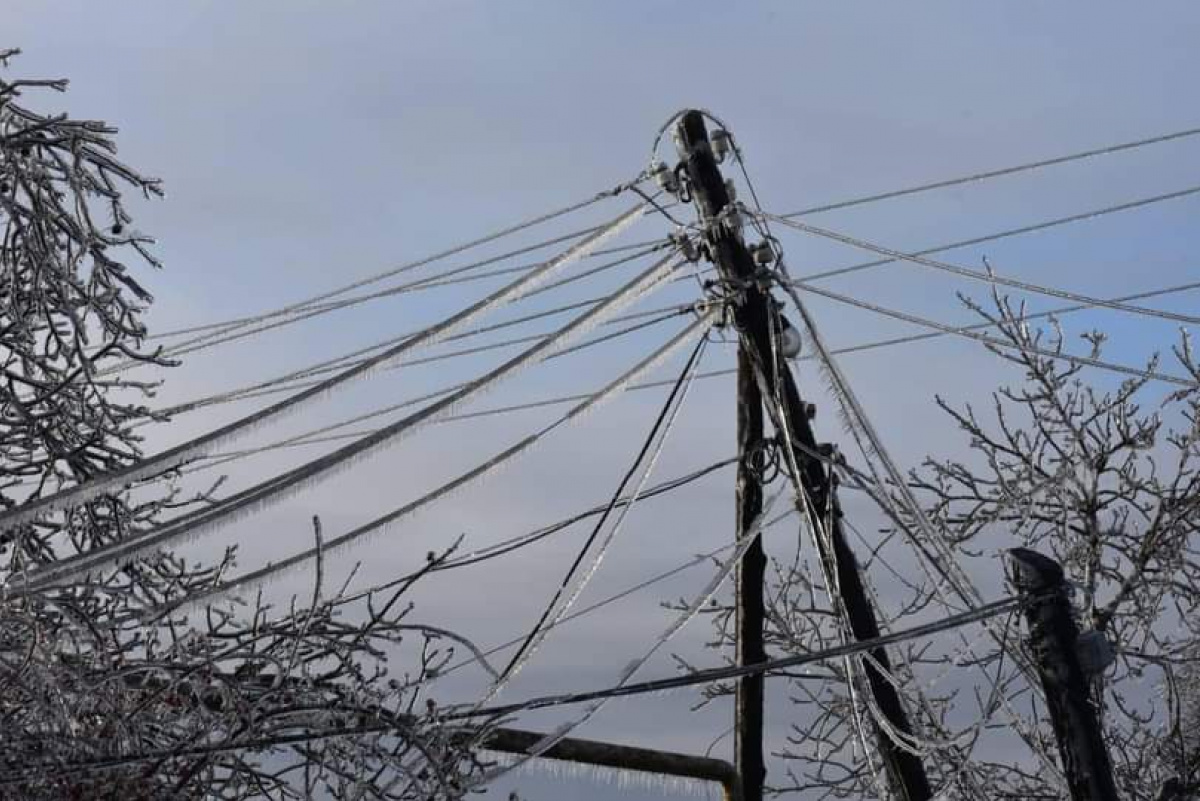 Через негоду ситуація з електропостачанням у багатьох населених пунктах України залишається складною. Фото: Міненерго