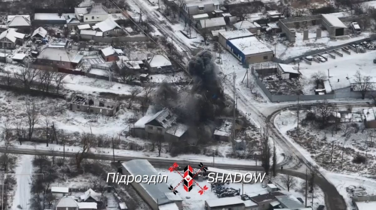 Удар по складу сил РФ у Ясинуватій. Кадр з відео 