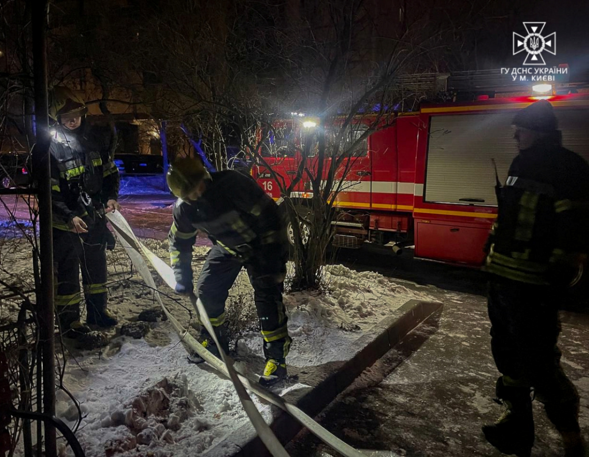 Пожежа у Дніпровському районі Києва. Фото: ДСНС