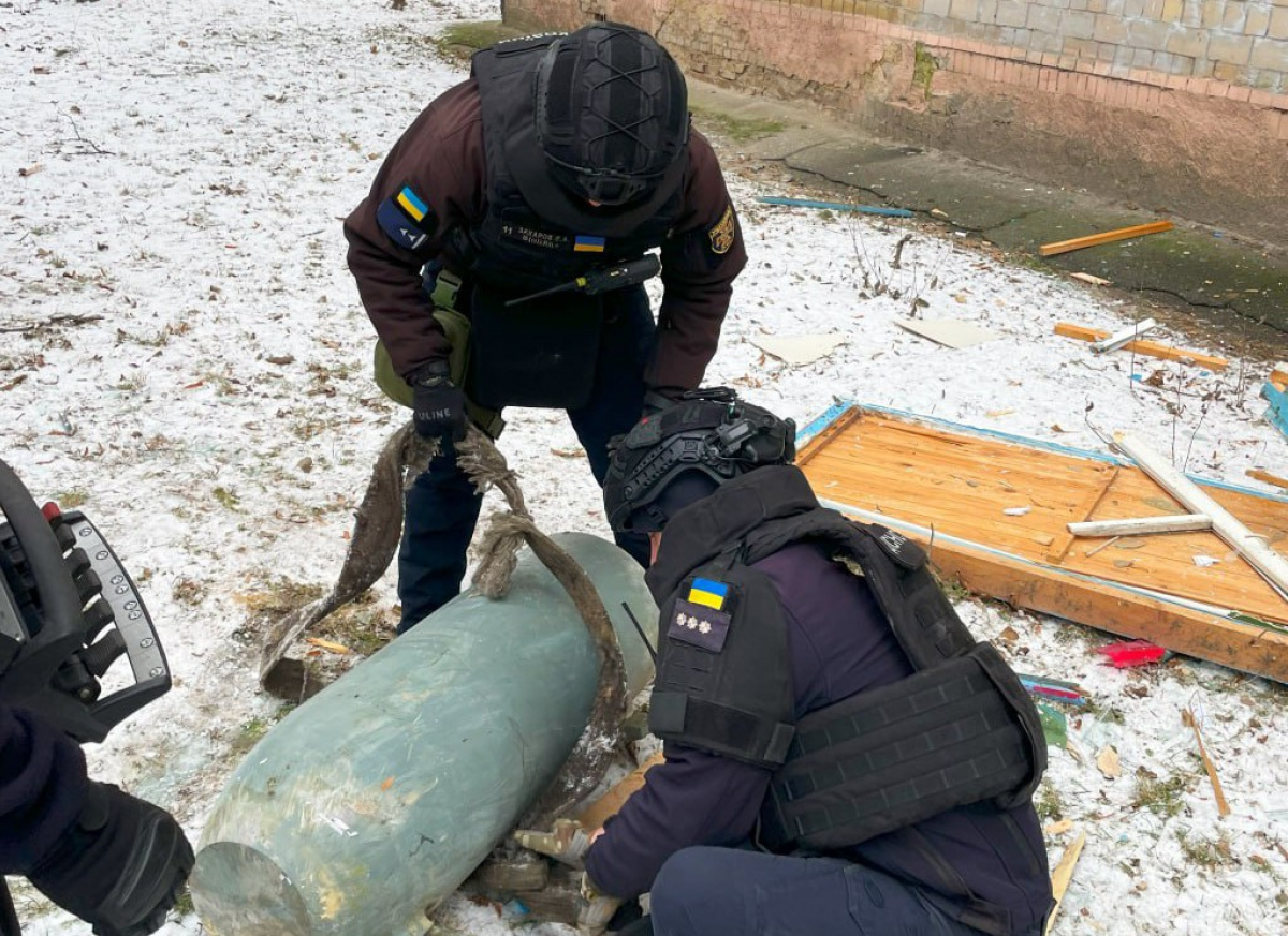 У Святошинському районі столиці сапери знайшли і вилучили частину російської ракети Х-101, що не розірвалася. Фото: ДСНС