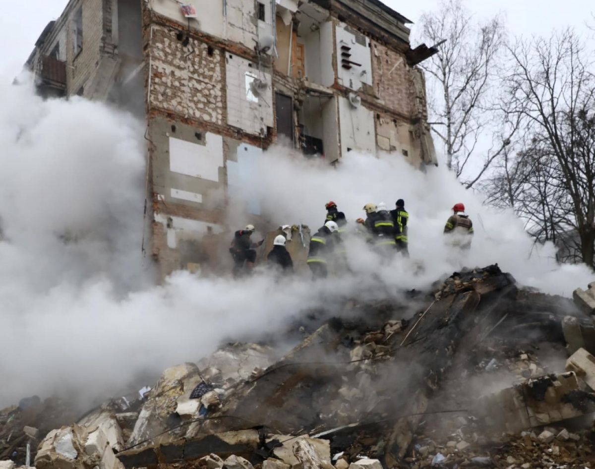 Рятувальники продовжують роботи у Харкові. Фото: ДСНС