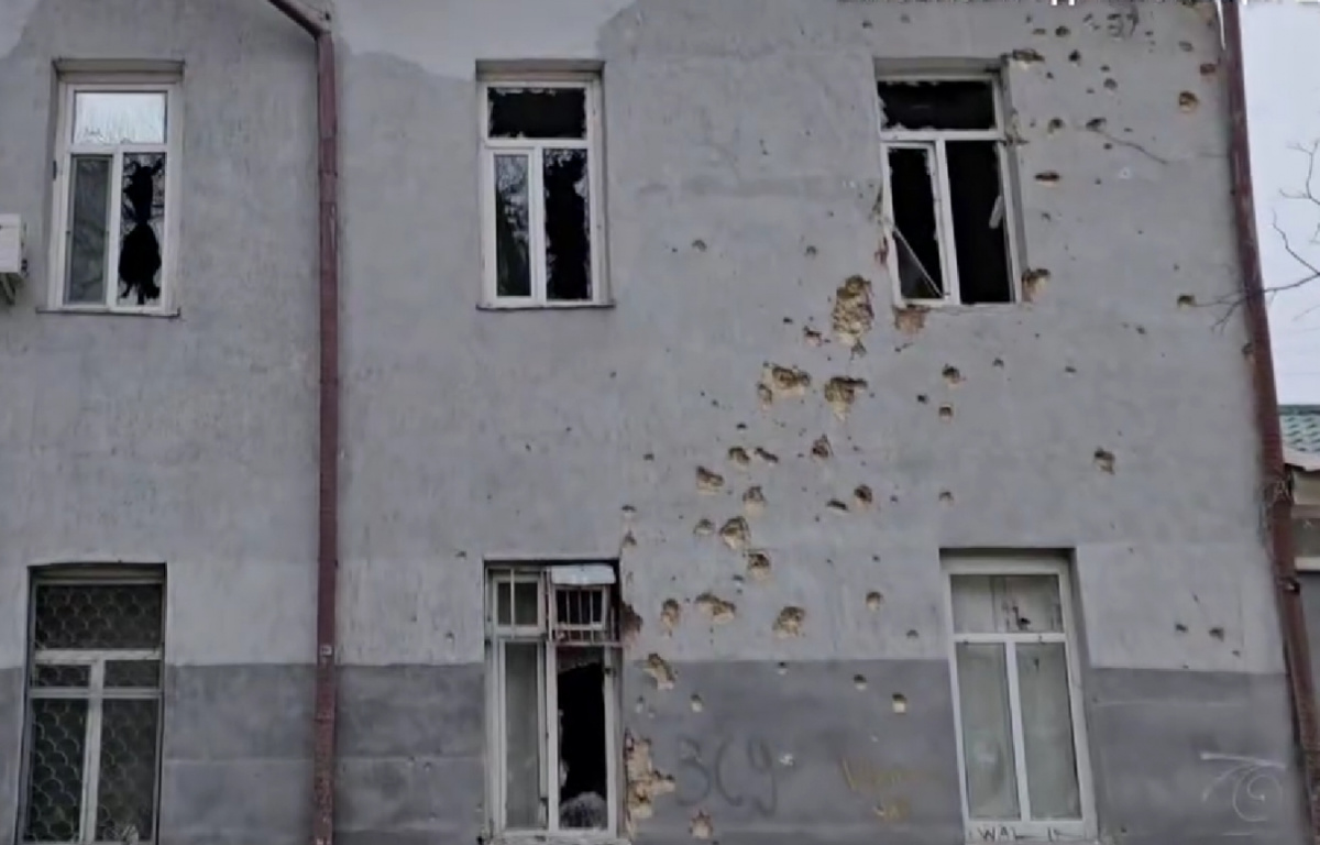РФ нанесла удар по херсонской больнице. Фото: кадр из видео