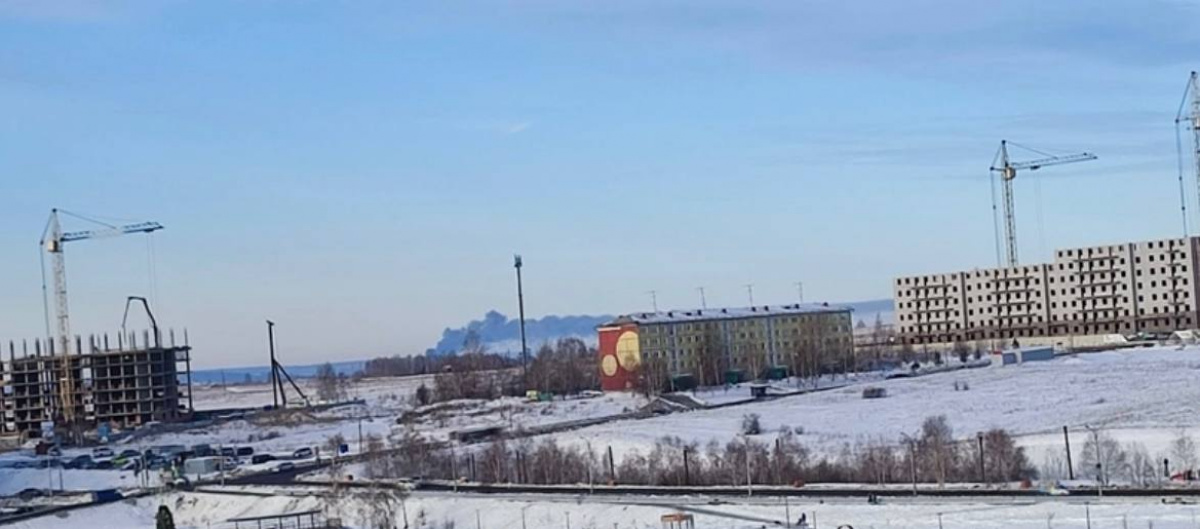 У російському селі під Красноярськом горить виробничий цех. Фото: Astra