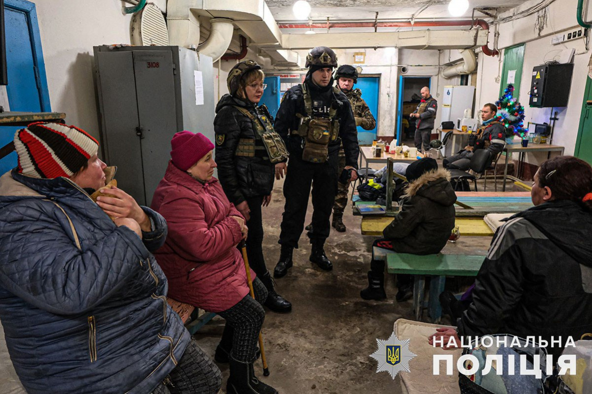 Полицейский экипаж «Білі янголи» эвакуировали из Торецка Донецкой области четверых гражданских. Фото: полиция 