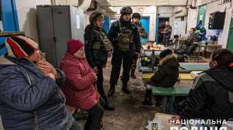 Полицейский экипаж «Білі янголи» эвакуировали из Торецка Донецкой области четверых гражданских. Фото: полиция 