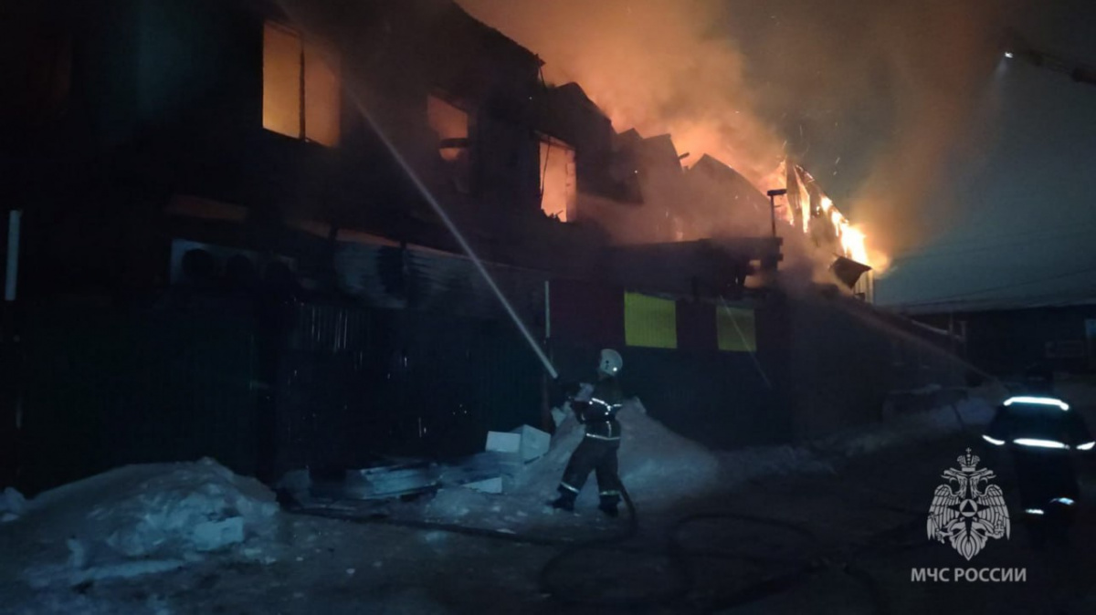 В Свердловской области произошел крупный пожар на складе. Фото: МСЧ Свердловской области 