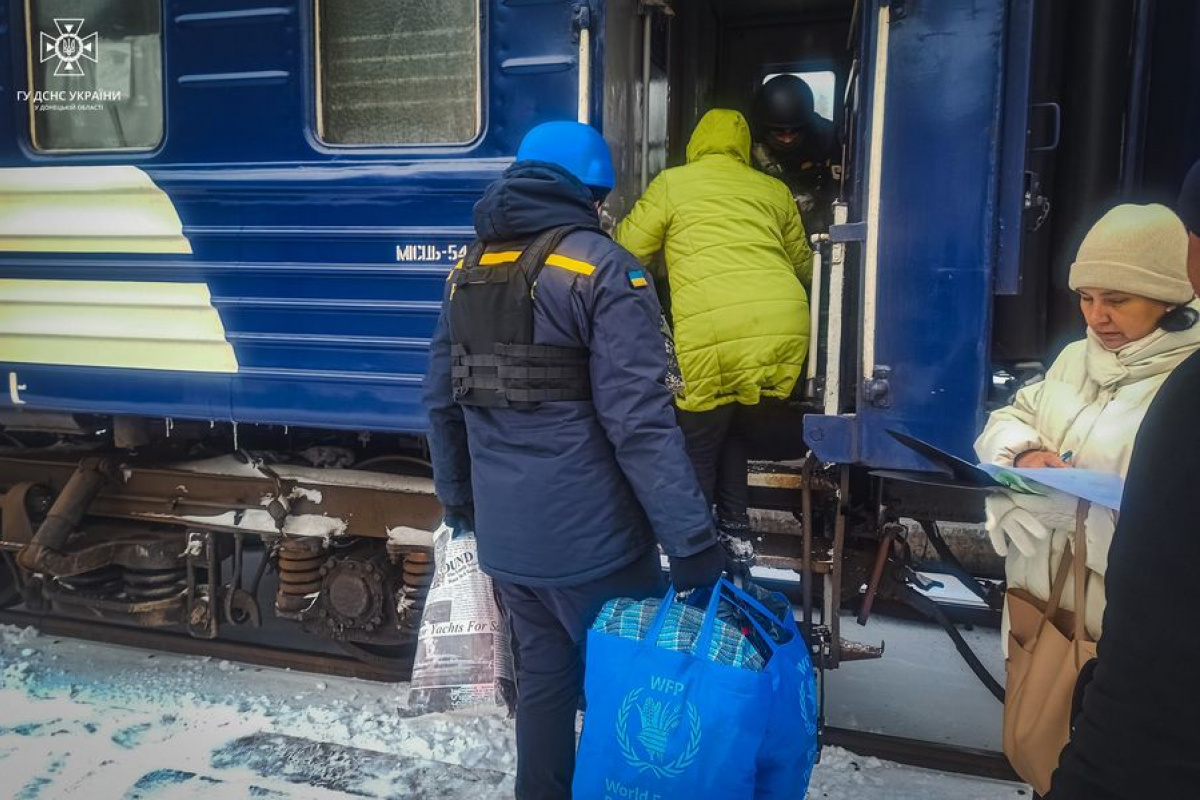 Рятувальники Донеччини евакуювали 4 людей з Авдіївського спрямування. Фото: ДСНС 