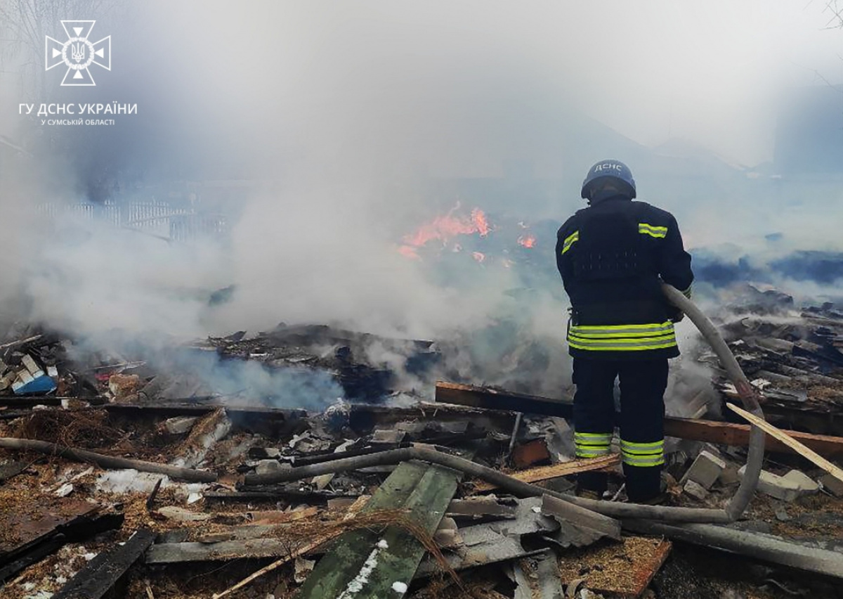 Пожежа на Сумщині після обстрілу окупантів. Фото: ДСНС