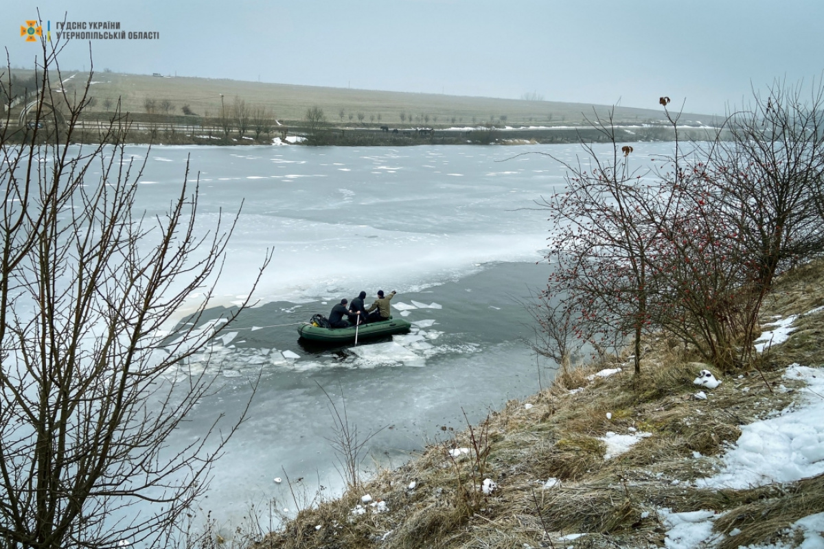 Трое детей провалились под лед, спасатели обнаружили тела спустя двое суток. Фото: ГСЧС