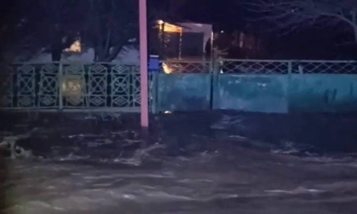 У Донецьку прорвало міський колектор: затоплено вулиці селища