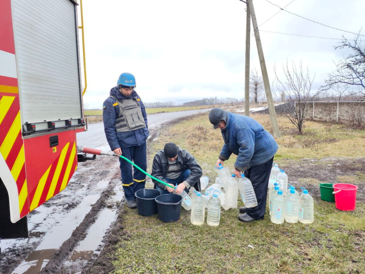 Вода для мешканців Донецької області. Фото: ДСНС