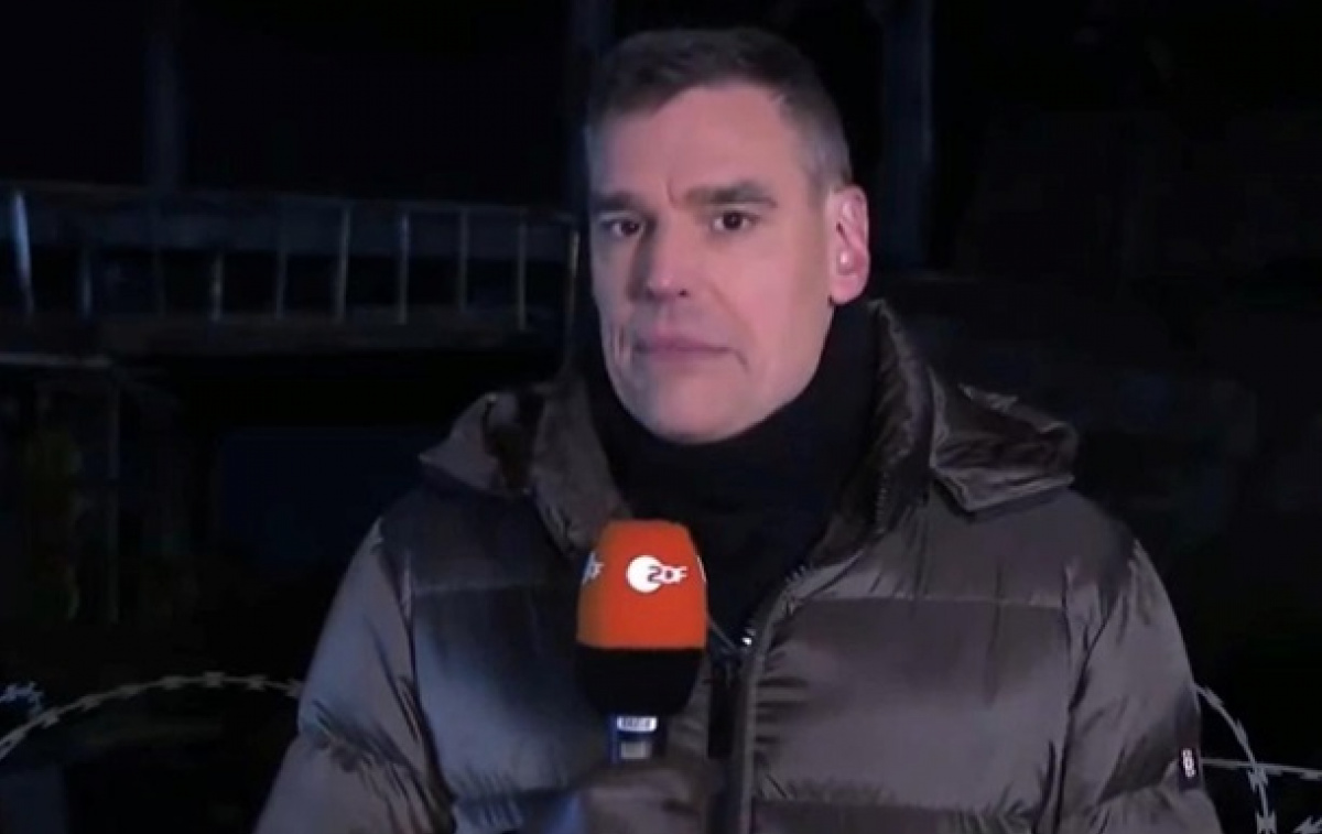 Журналіст німецького телеканалу ZDF Армін Керпер у репортаж з Маріуполя. Скріншот відео