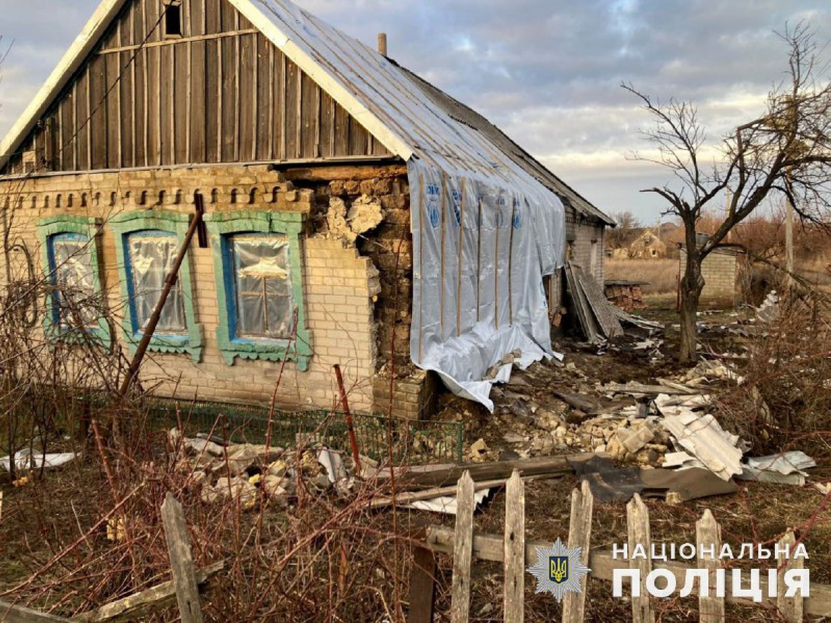 Російські окупанти за добу сім разів атакували житловий сектор Донеччини. Фото: поліція 