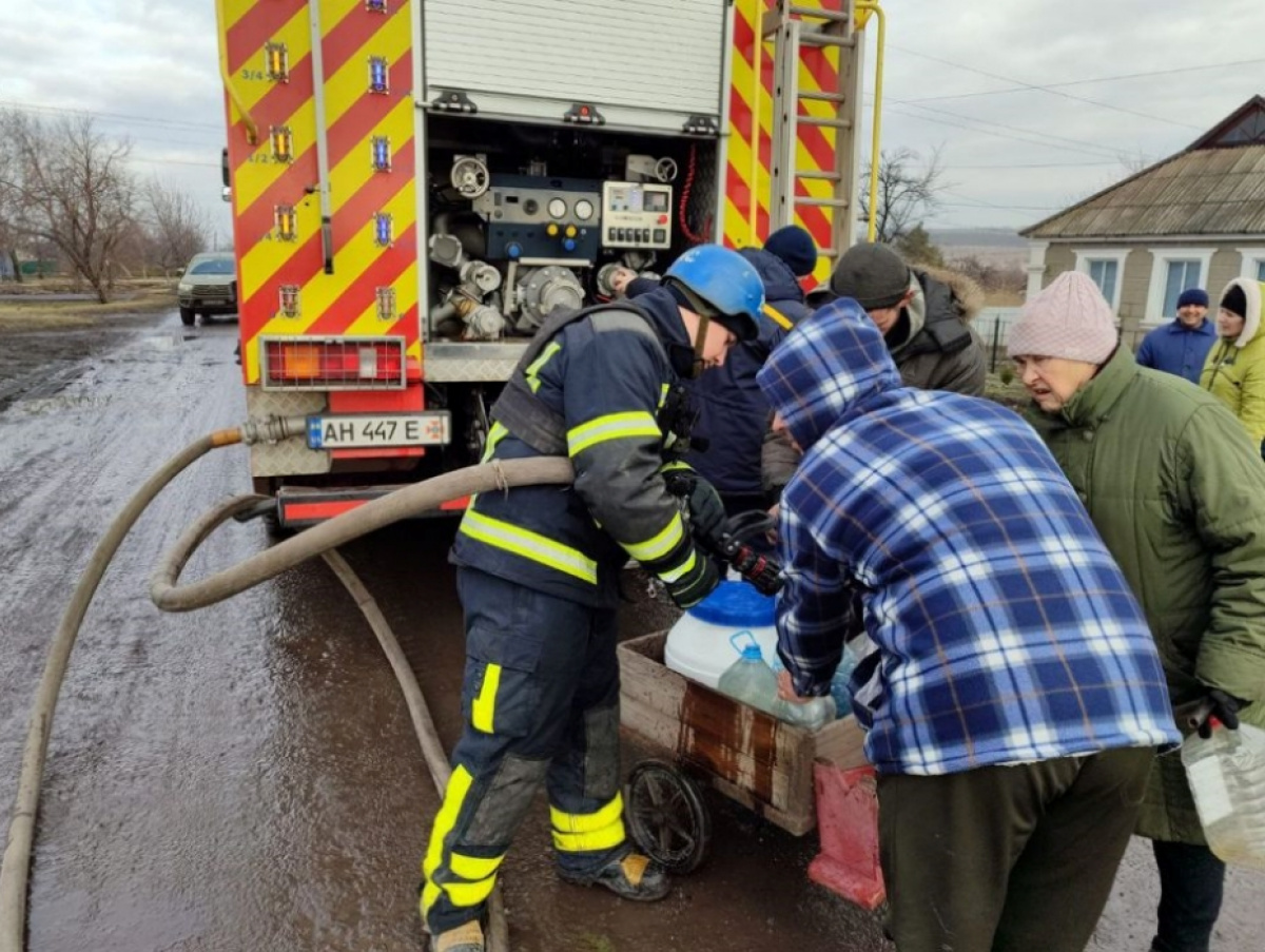 Рятувальники доправили воду до Донецької області. Фото: ДСНС