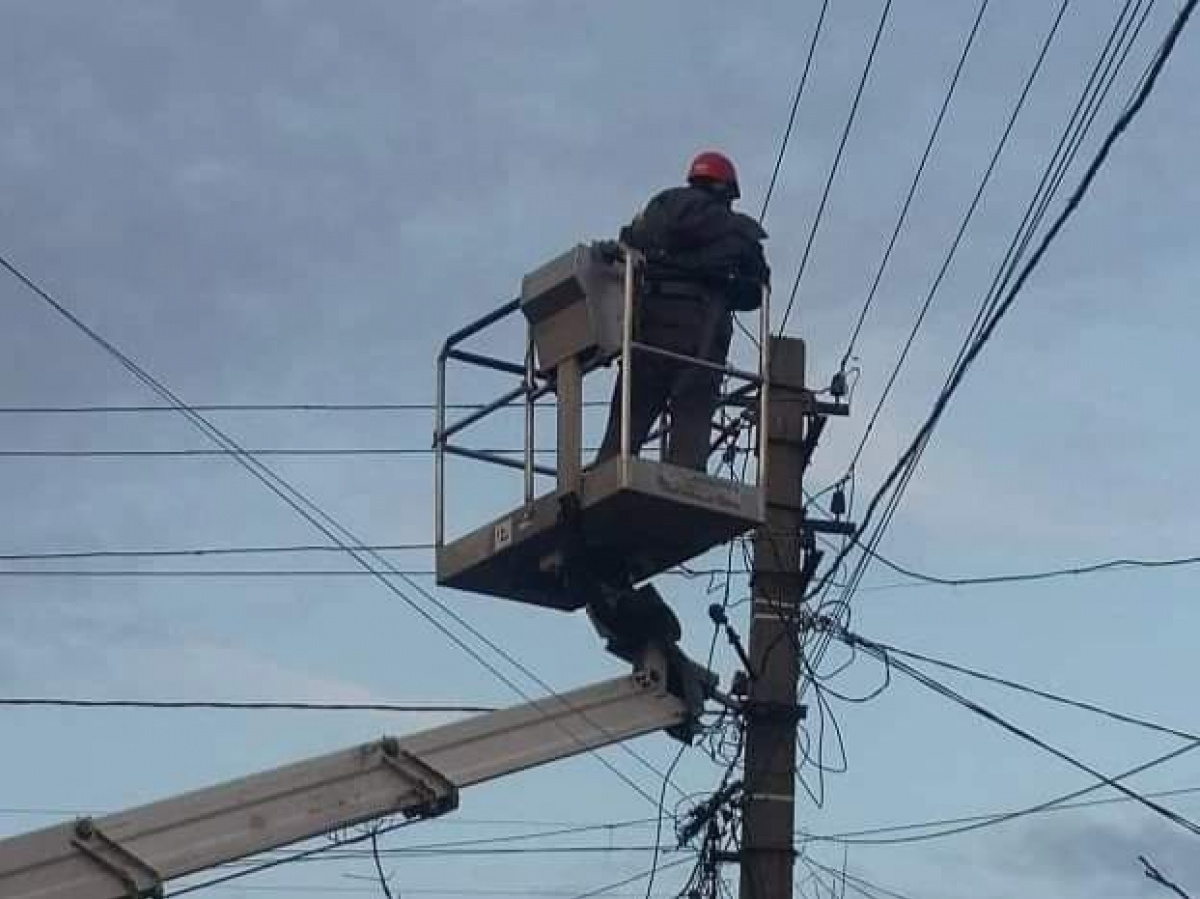 За минулі вихідні енергетики повернули електрику до трьох населених пунктів Донецької області. Фото: ДТЕК Донецькі електромережі
