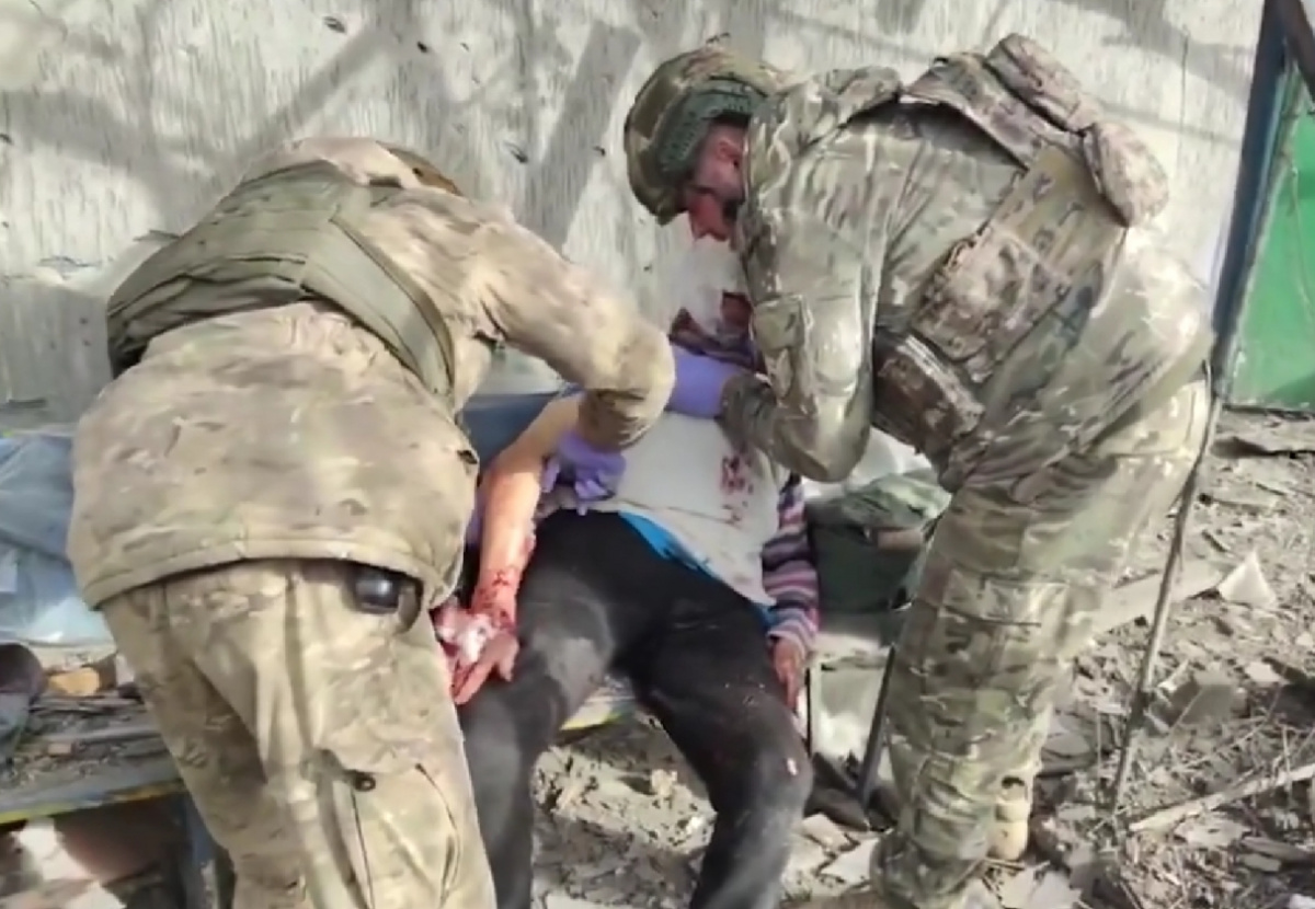 Допомога постраждалим у Красногорівці. Фото: кадр із відео