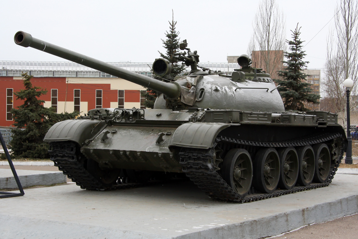 На поля сражений в Украине Россия вывела устаревшие советские танки Т-55. Фото: Википедия