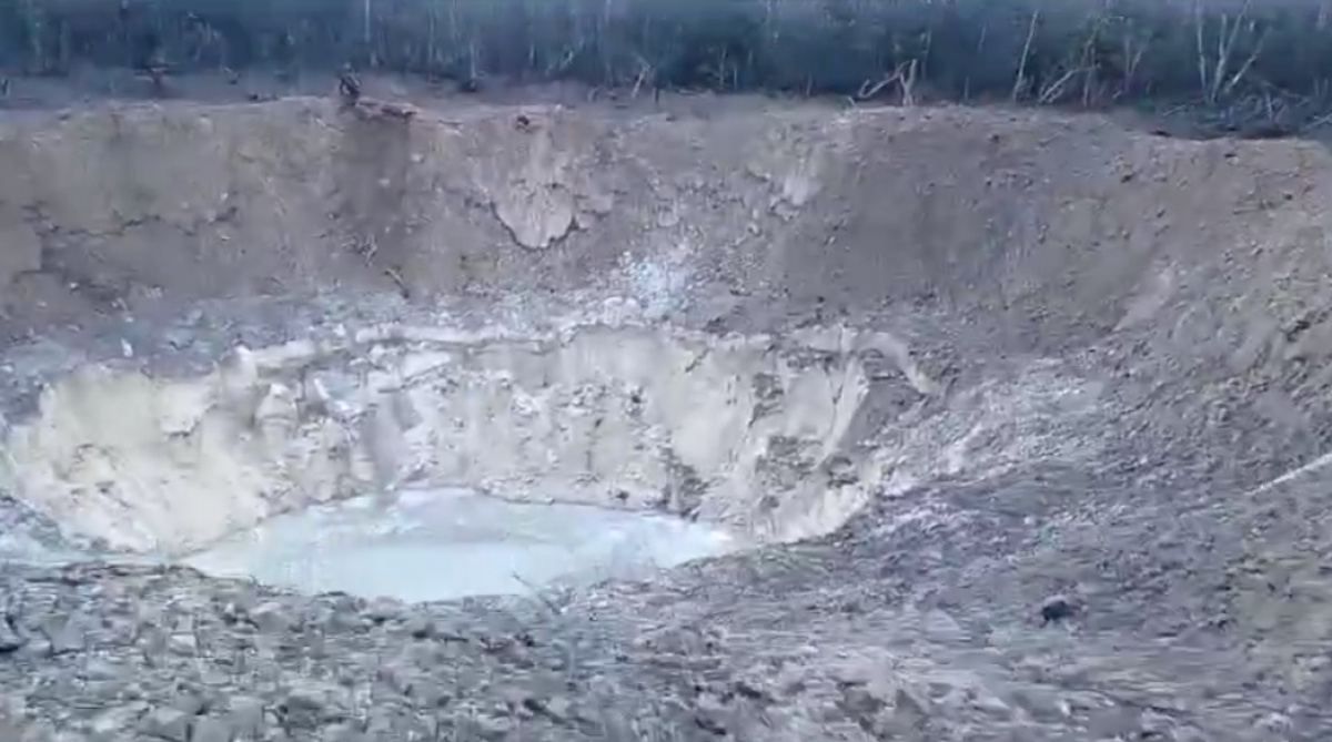 След от ракеты РФ в Киевской области. Фото: кадр из видео