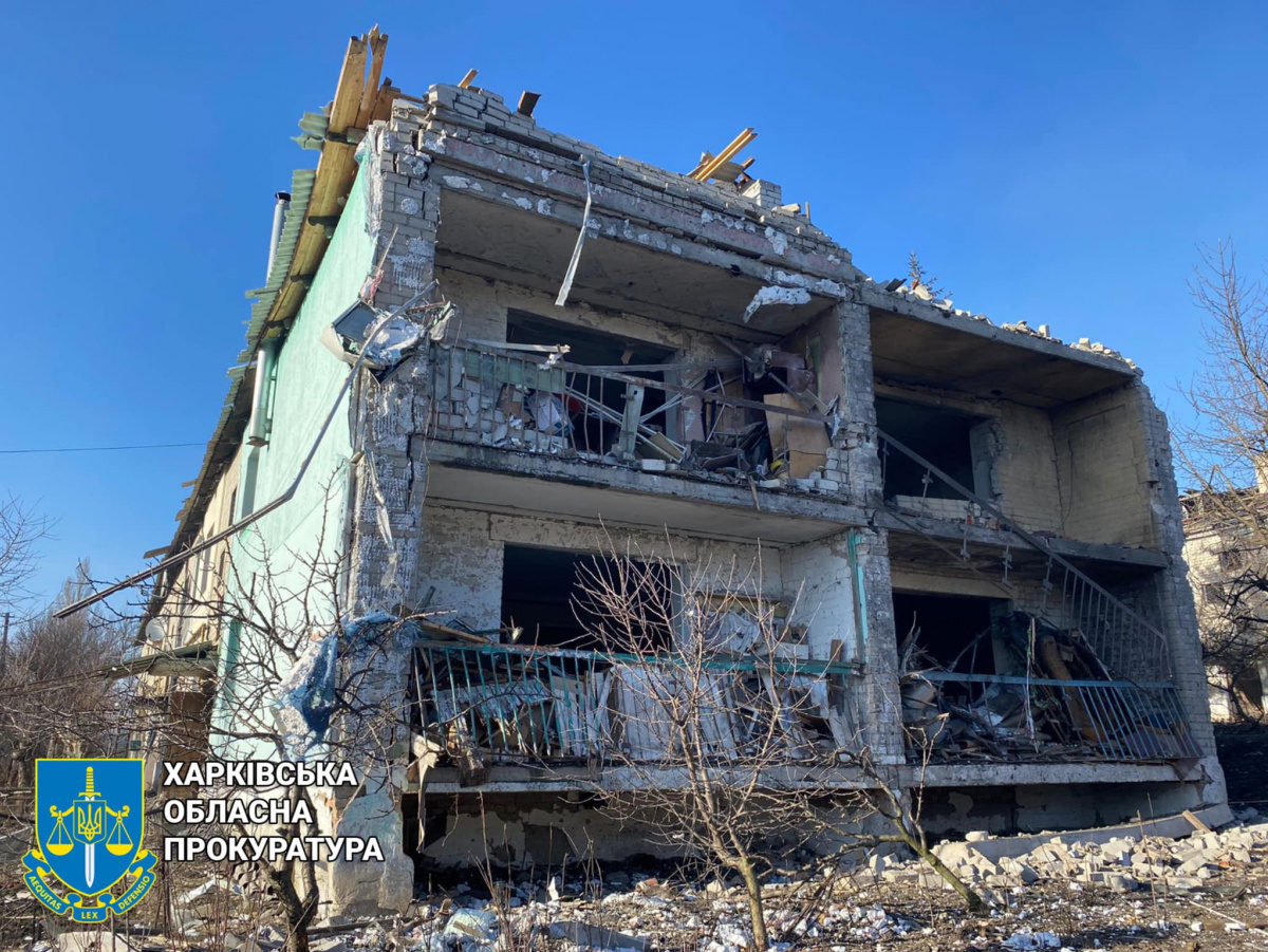 Армія РФ скинула на місто на Харківщині 12 авіабомб: під завалами будинку шукають постраждалих