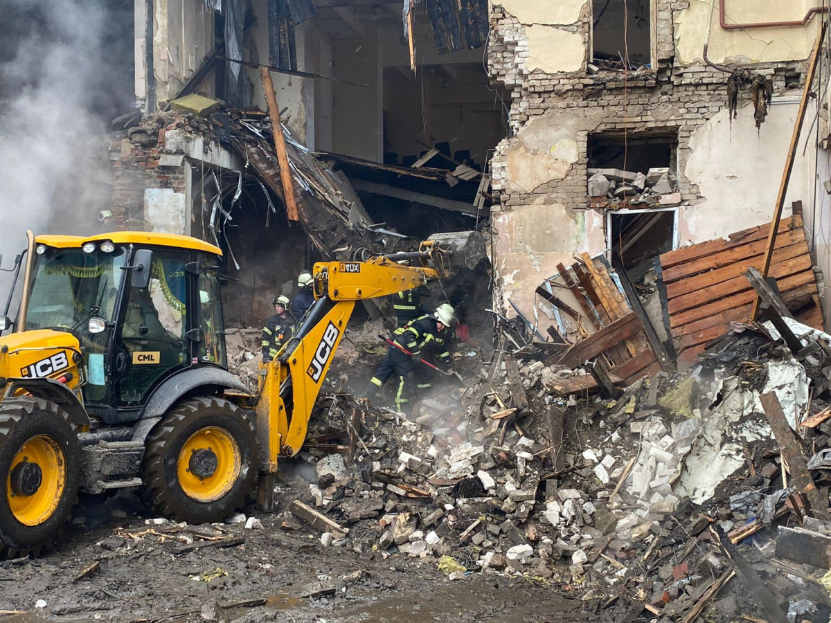 У Слов'янську з-під завалів зруйнованої школи дістали тіло загиблого. Фото: Вадим Лях 