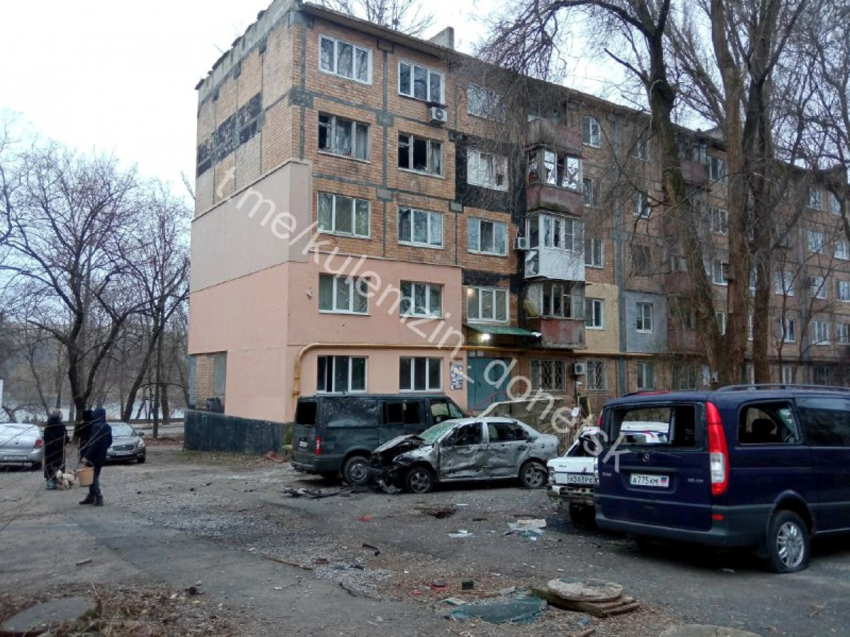 Последствия обстрела в центре Донецка. Фото: Алексей Кулемзин