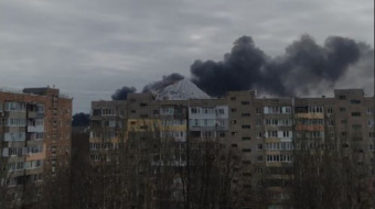 В Макеевке поднялся столб дыма. Фото: кадр из видео