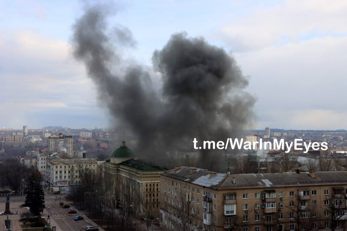Момент удару біля бібліотеки Крупської у Донецьку. Фото: соцмережі