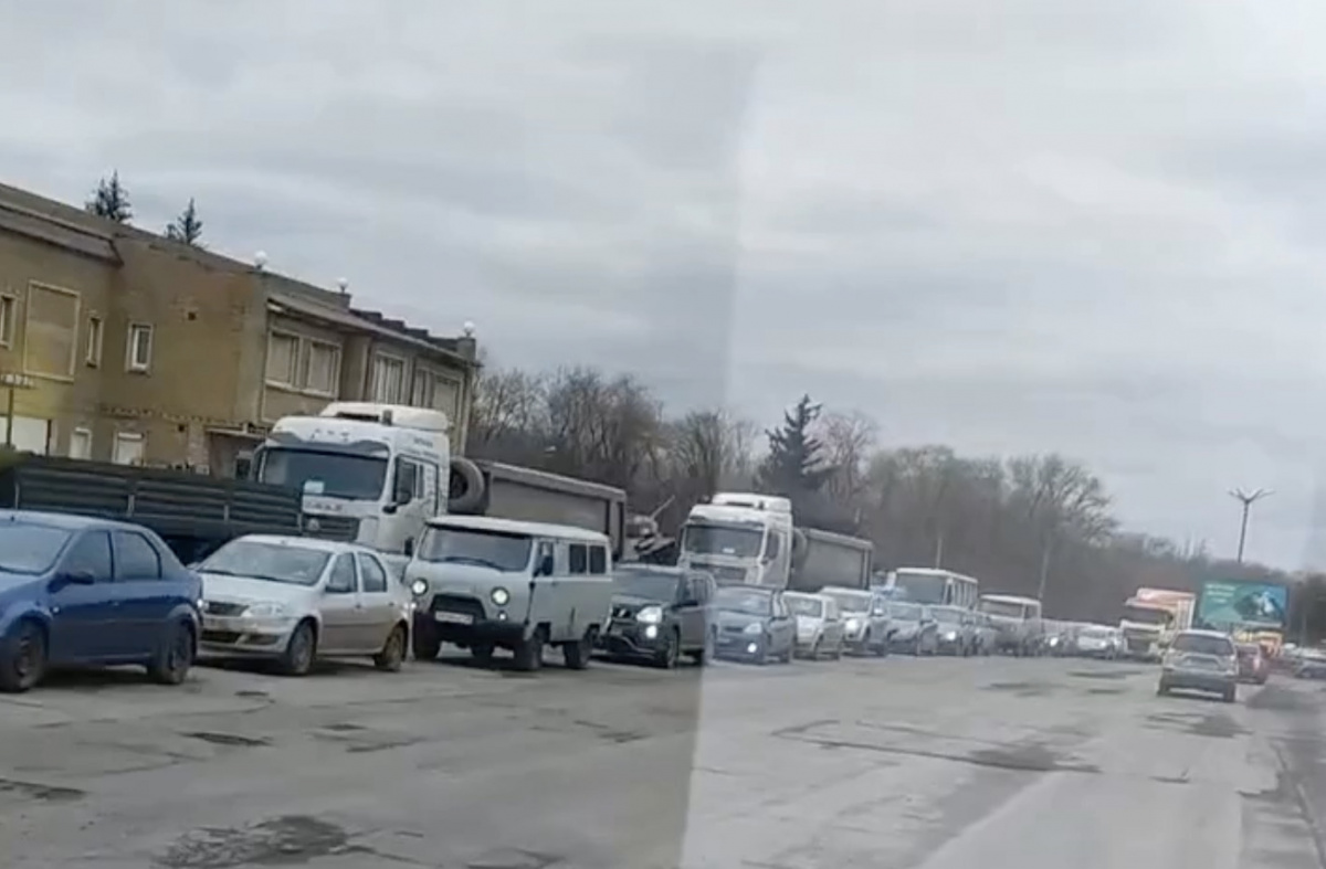 Черга на блокпосту у Луганську 20 лютого. Кадр з відео