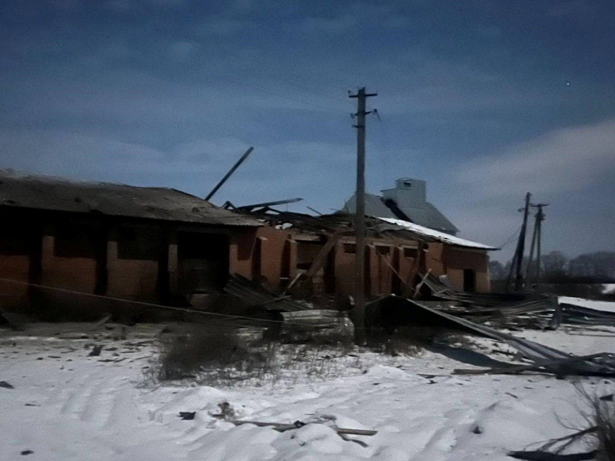Разрушенный ангар в Харьковской области. Фото: Facebook / synegubov.oleg