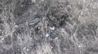 Зафіксовано чергову нагоду розстрілу росіянами беззбройних українських військовополонених. Скріншот відео