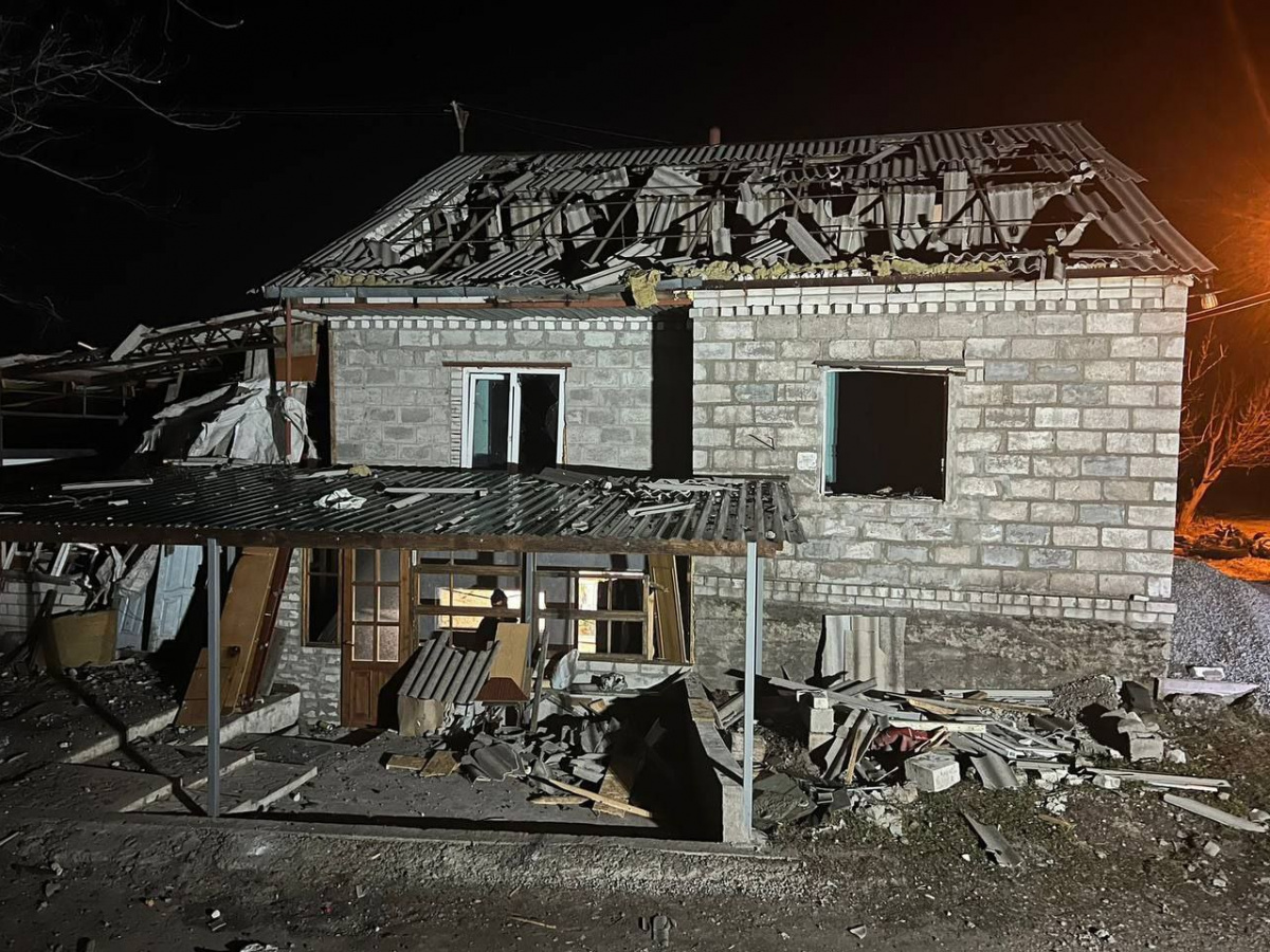 В воскресенье вечером россияне обстреляли Днепр, есть пострадавшие и разрушения. Фото: ОВА