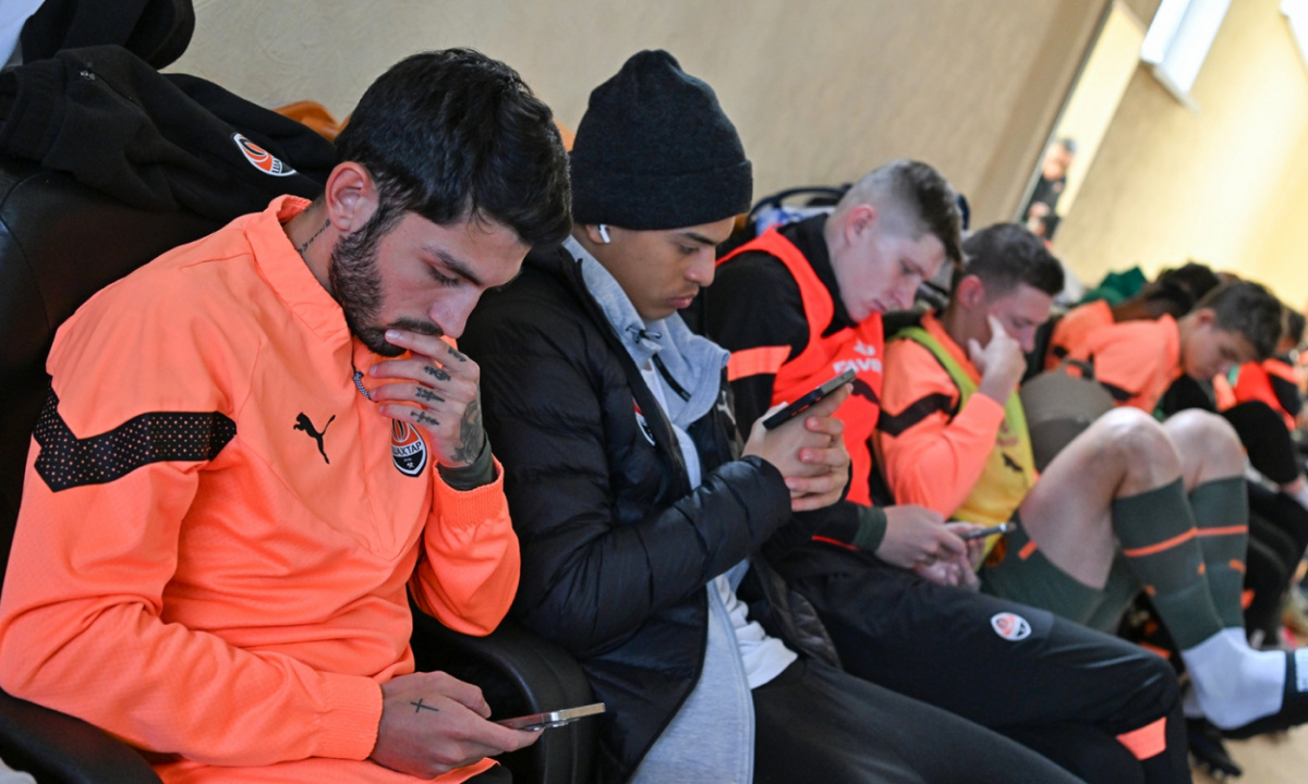 Через постійні тривоги, гравці провели половину ігрового дня в укритті. Фото: ФК «Шахтар»