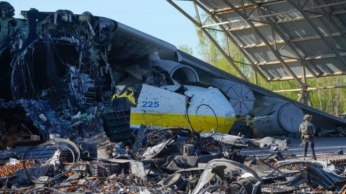 Уничтоженный самолет «Мрия».  Фото: AP
