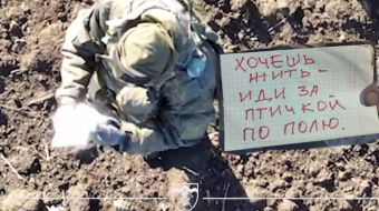 Солдат РФ сдается в плен. Фото: кадр из видео