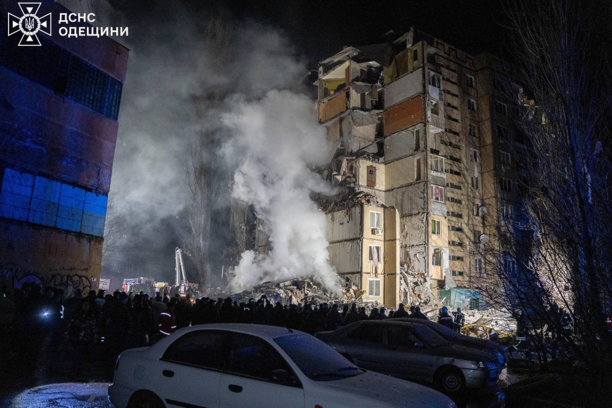 В Одессе разрушен подъезд дома в результате атаки дрона. Фото: ГСЧС