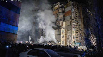 В Одесі зруйновано під'зд будинку внаслідок атаки дрона. Фото: ДСНС
