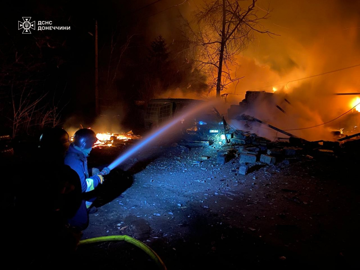 В Доброполье горел дом. Фото: ГСЧС 