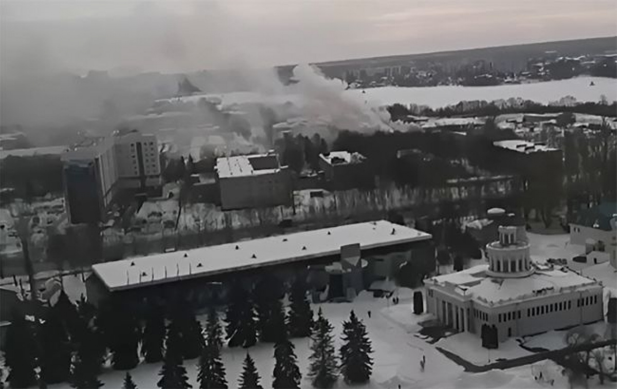 В российской Казани горит высшее командное танковое училище. Скриншот видео