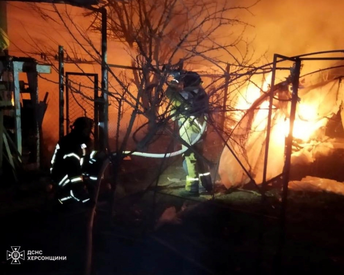 Пожежі через обстріл у Херсонській області. Фото ДСНС