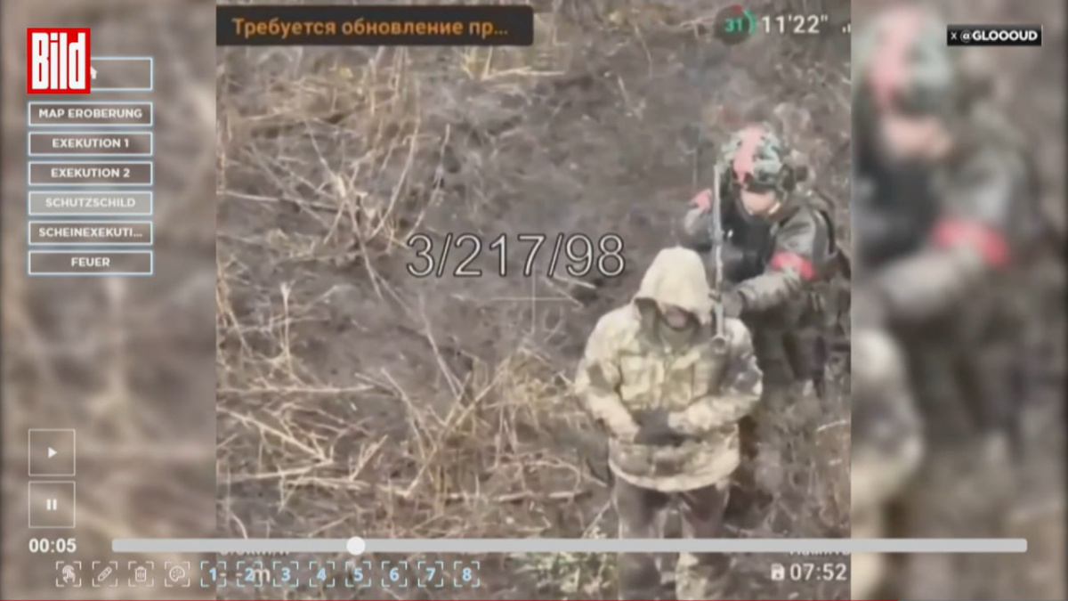 Российский солдат прикрывается пленным украинцем как живым щитом. Скриншот видео 