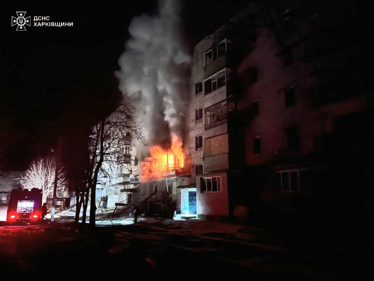 В Купянске возник пожар в пятиэтажном доме после падения российской авиабомбы. Фото: ДСНС