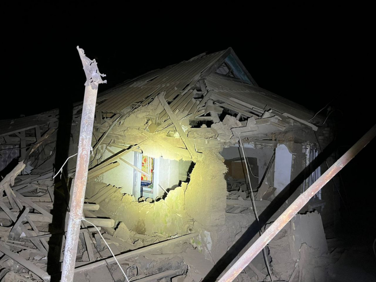 Дрон пошкодив дах п'ятиповерхівки у Кривому Розі Фото: Сергій Лисак 