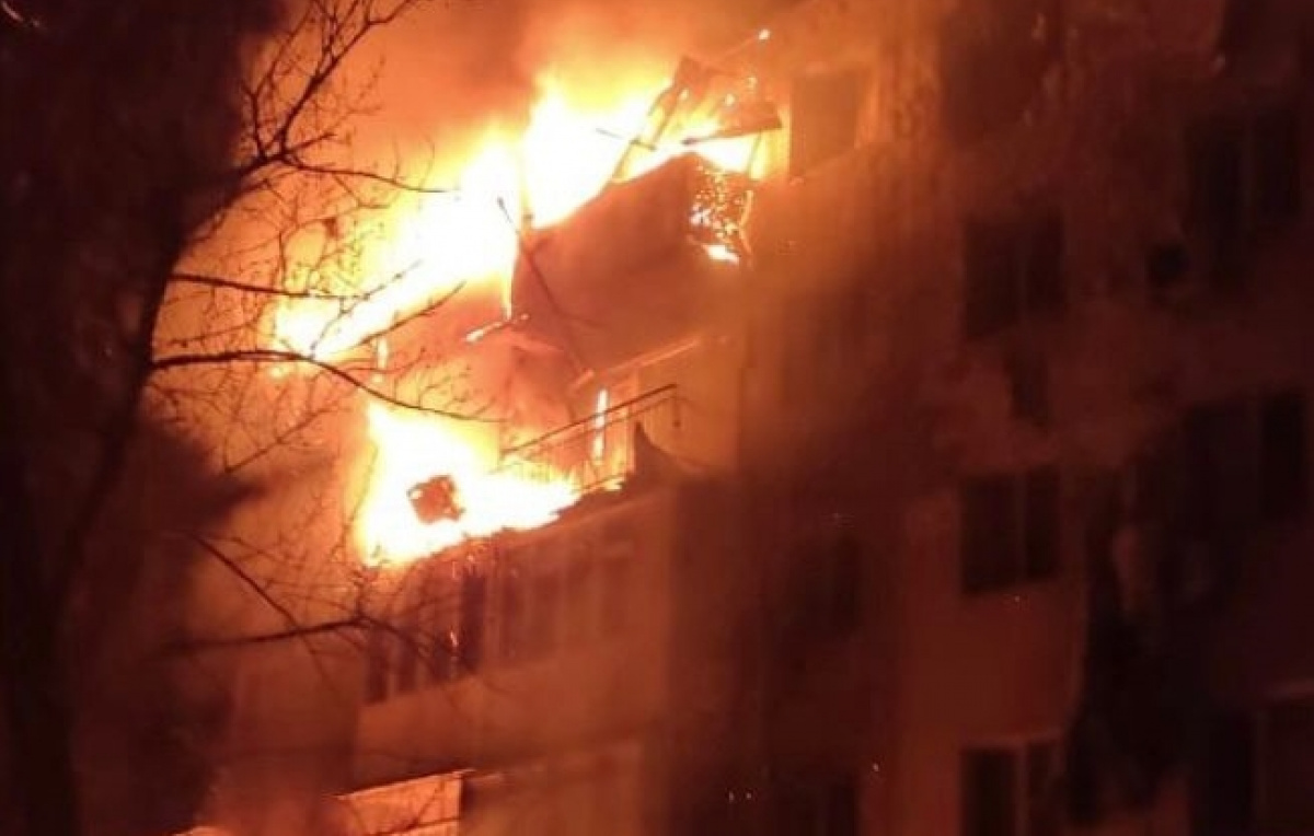 Пожежа у Херсоні після обстрілу РФ. Фото: ДСНС