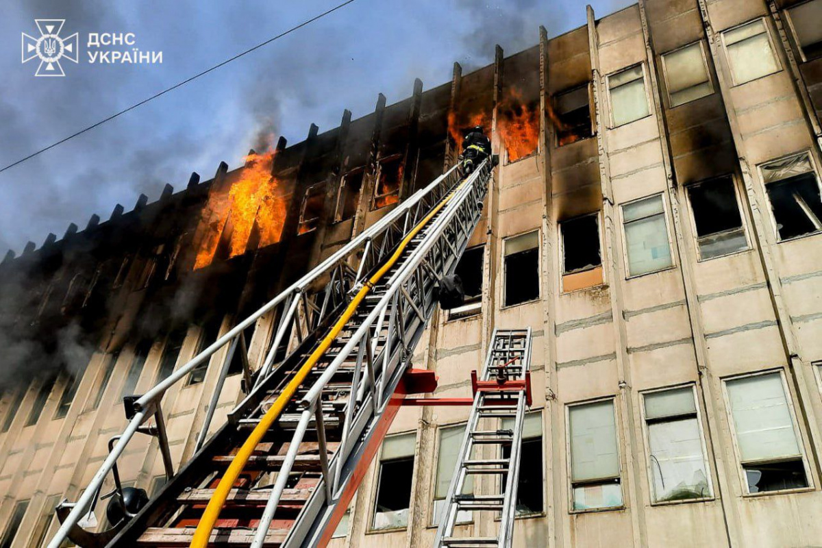 Рятувальники ліквідують пожежу у Харкові після «прильоту» російської ракети. Фото: ДСНС України