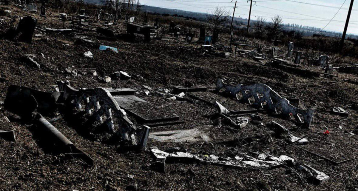 Десятки могил виявилися зруйнованими внаслідок ракетного удару по цвинтарю у Костянтинівці. Фото: Телеграф 