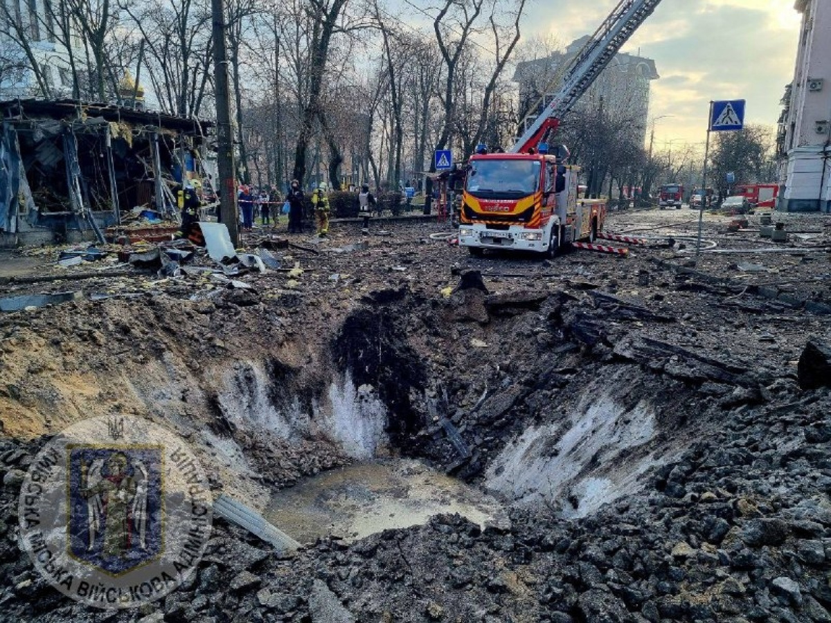 Наслідки ракетного удару РФ по столиці України. Фото: КМВА