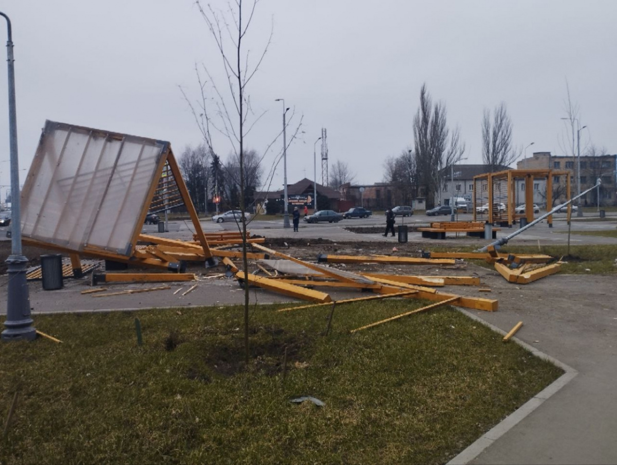 Військова вантажівка в Луганську зруйнувала дитячий майданчик. Фото: Telegram / Новини Донбасу