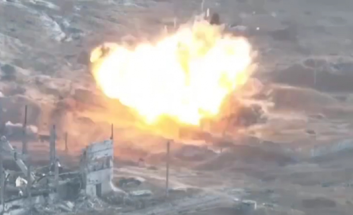 FPV-дрон оторвал голову Т-80. Фото: кадр из видео